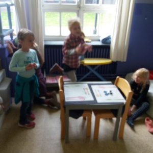 Eersteklassers op bezoek in de kleuterschool